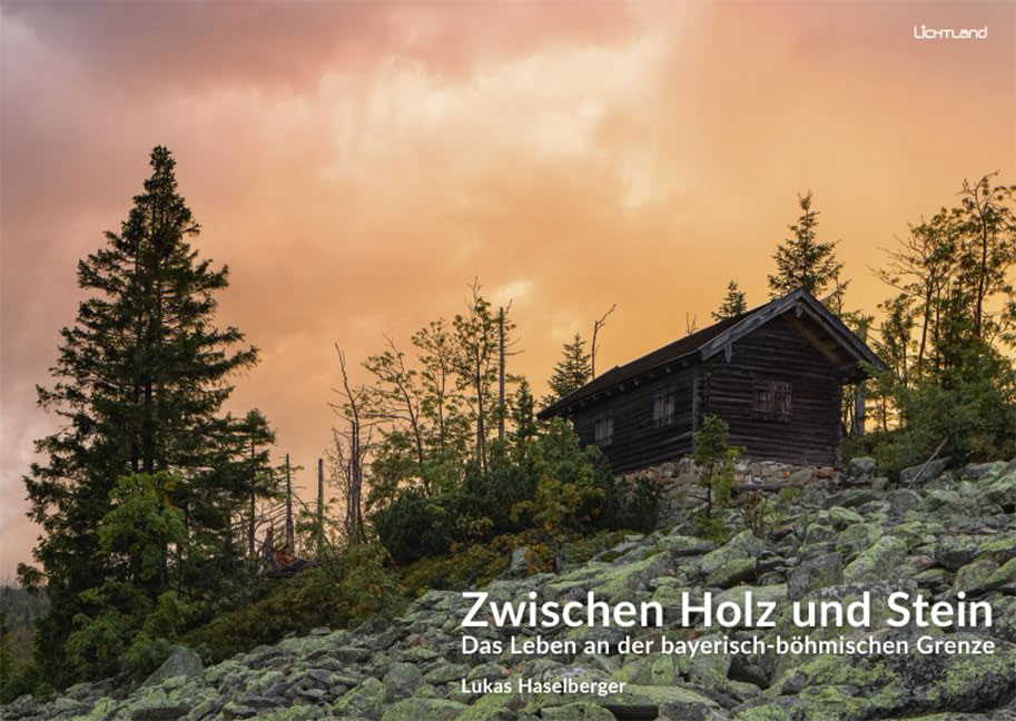 Haselberger LukasEin traumhaft schönes Buch über das geplante Erweiterungsgebiet des Nationalparks Bayerischer Wald. Der Autor und Fotograph sieht das ganz Kleine. Er hat den Blick für das Große. Er hält das Vergängliche - Zwischen Holz und Stein